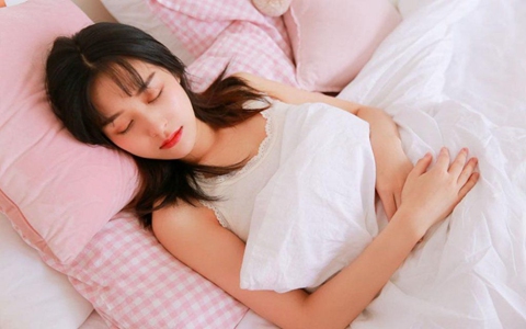 老头正添奶狂吃做乳,老翁创新吃法，甜品店成网红打卡地-3